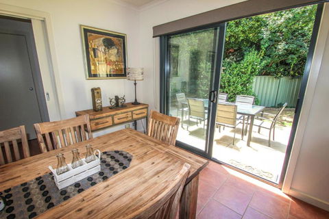Avignon In Bright - Broome Tourism 4