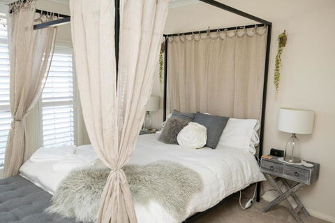 Roselawn Entertainer Large & Luxurious Sleeps 12 - Broome Tourism 2