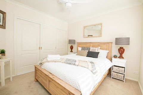 Roselawn Entertainer Large & Luxurious Sleeps 12 - Broome Tourism 6
