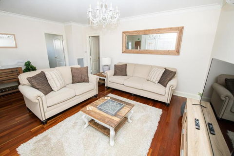 Roselawn Entertainer Large & Luxurious Sleeps 12 - Broome Tourism 3