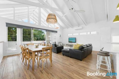 Mudjimba Island Beach House - Broome Tourism 3