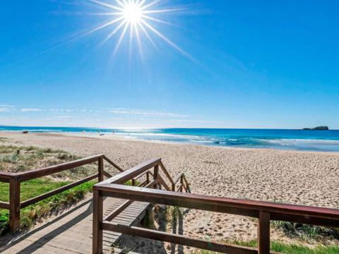 Breakers At Mudjimba Beach - Broome Tourism 2