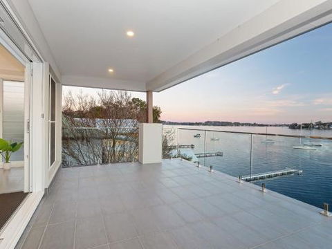 Absolute Waterfront Lakehouse Fishing Point Waterfront Pool Jetty - Broome Tourism 4