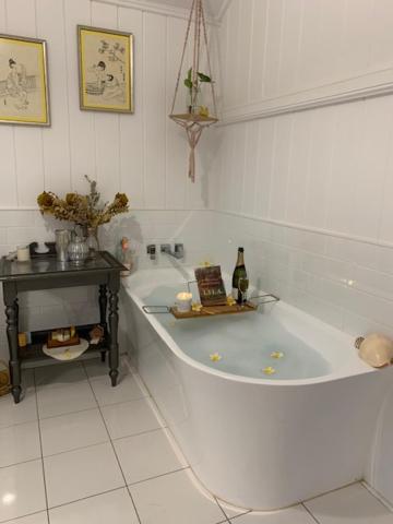Stunning Queenslander - Broome Tourism 6
