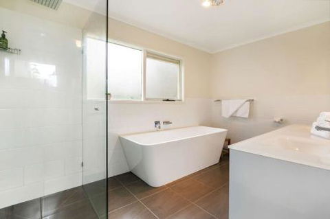 Lighthouse Cottage - Broome Tourism 0
