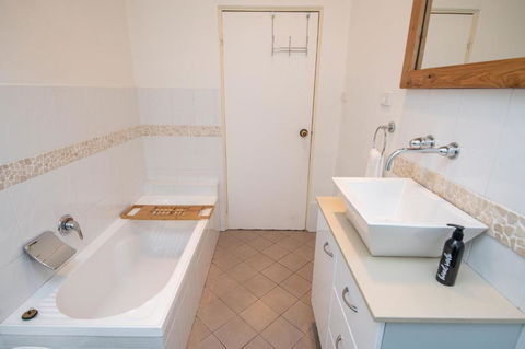 Lords Cottage Charming CBD Home Pet Friendly - Broome Tourism 4