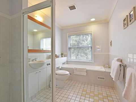 Villa Joie De Vie Located Within Cypress Lakes - Broome Tourism 4