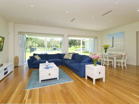 Echo Beach House 16 Reflections Dr Luxurious House With Magnificent Pool & Ducted Air - Broome Tourism 5