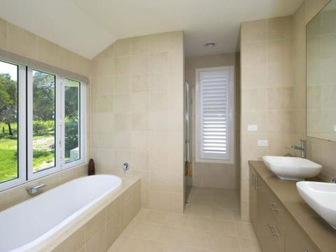 Echo Beach House 16 Reflections Dr Luxurious House With Magnificent Pool & Ducted Air - Broome Tourism 4