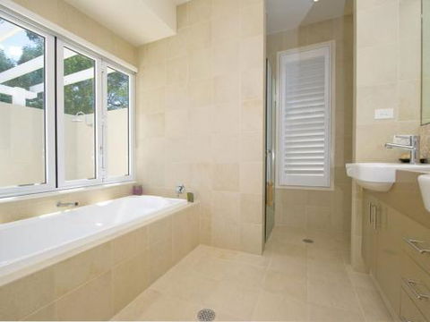 Echo Beach House 16 Reflections Dr Luxurious House With Magnificent Pool & Ducted Air - Broome Tourism 6