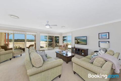 SEASCAPE An Enticing Lakeside Escape - Broome Tourism 3