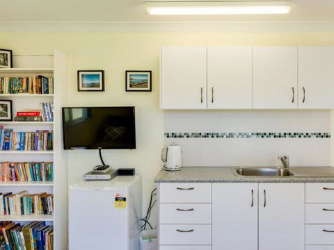 Pollys Escape Main House Cottage Vincentia 4pm Check Out Sundays - Broome Tourism 6