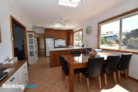 Miramar At Penneshaw KI - Broome Tourism 0