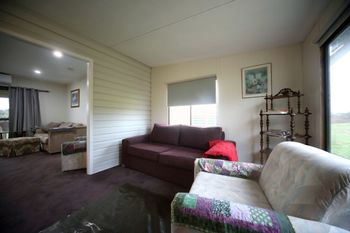 Clunes Cabins Rejuvenate Stays - Broome Tourism 5