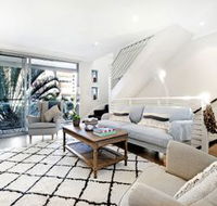 Broabdeach Sleek  Stylish Living - Broome Tourism