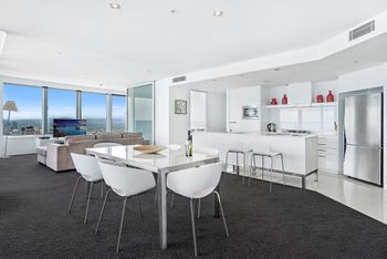 Sensational Q1 Surfers Paradise Resort Living - Broome Tourism 3