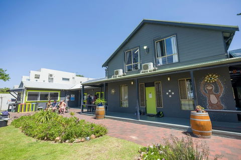 Dunsborough Beachouse YHA Backpackers - Broome Tourism 0