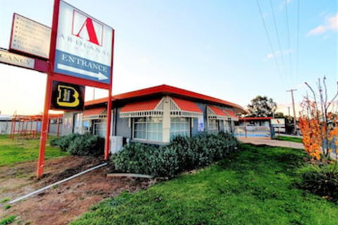 Ardeanal Motel West Wyalong - Broome Tourism 0