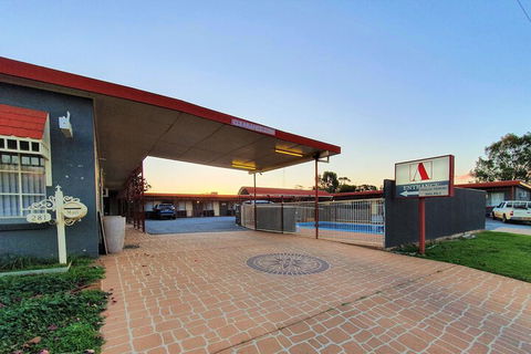 Ardeanal Motel West Wyalong - Broome Tourism 1