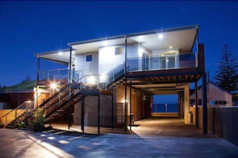 Penguin Waterfront Escape - Broome Tourism 1