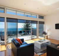 Penguin Waterfront Escape - Broome Tourism