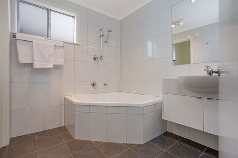 Hamilton Town House Motel - Broome Tourism 2