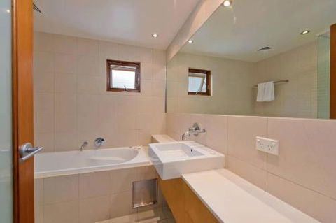 Snow Stream Apartments - Broome Tourism 1