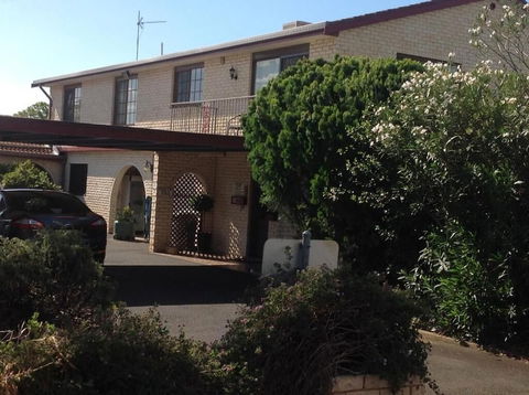 Forest Lodge Motor Inn & Restaurant - Broome Tourism 0