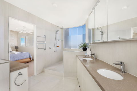 Beachside Resort - Kawana Waters - Broome Tourism 6