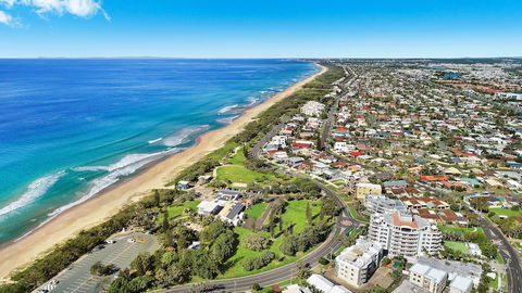 Beachside Resort - Kawana Waters - Broome Tourism 1