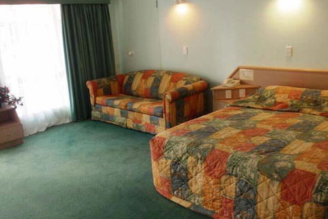 Runaway Bay Motor Inn - Broome Tourism 6