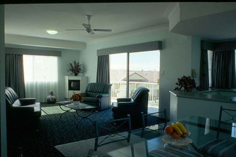 Runaway Bay Motor Inn - Broome Tourism 4