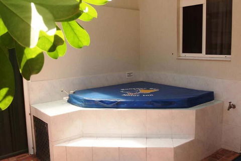 Runaway Bay Motor Inn - Broome Tourism 7