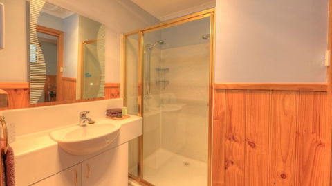 Derwent Bridge Chalets & Studios - Broome Tourism 4