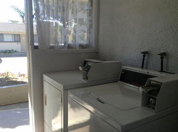 Hanging Rock Family Motel - Broome Tourism 4