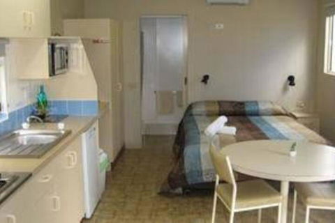 West Wyalong Caravan Park - Broome Tourism 4