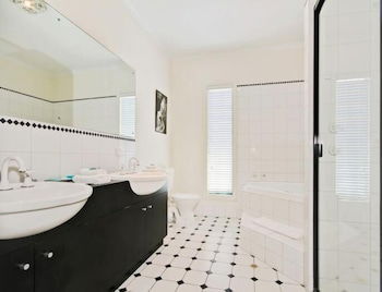 Wine And Roses B&B - Broome Tourism 0