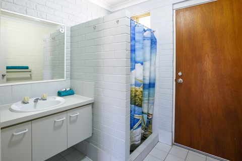 Shark Bay Seafront Apartments - Broome Tourism 4