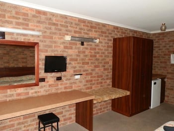 Woomargama Village Hotel Motel - Broome Tourism 4