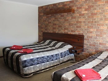 Woomargama Village Hotel Motel - Broome Tourism 1