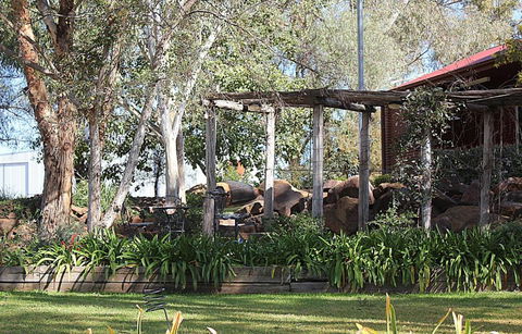 Outback Cellar & Country Cottage - Broome Tourism 4