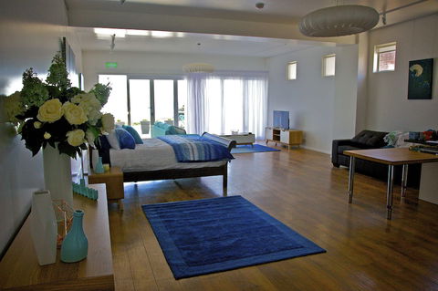 Penguin Beachfront Apartments - Broome Tourism 4