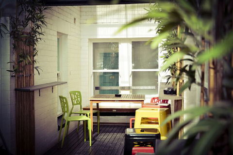 Ritz For Backpackers - Broome Tourism 1