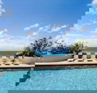 Clubb Coolum Beach Resort - Broome Tourism