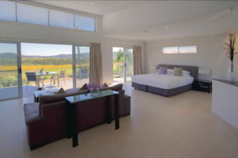 Azjure Studio Retreat - Broome Tourism 1