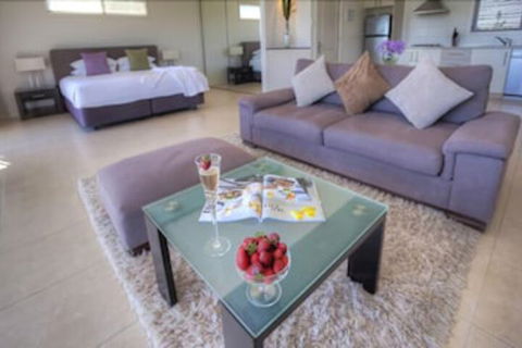 Azjure Studio Retreat - Broome Tourism 4