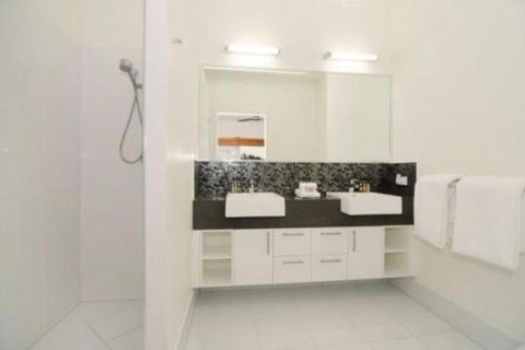 4 Cascade House Luxury Holiday Home - Broome Tourism 2