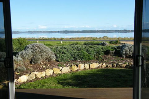 Coorong Waterfront Retreat - Broome Tourism 1