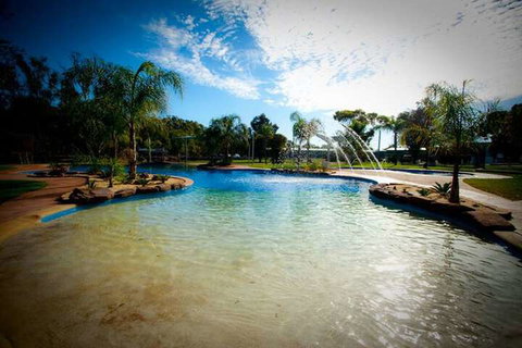Tasman Holiday Parks - Merool On The Murray - Broome Tourism 2