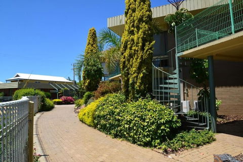 Emmanuel Holiday Apartments - Broome Tourism 1